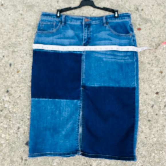 ♠️BLACK FRIDAY SALE!♠️ New York & Company Patchwork Denim Skirt Size 14 - Picture 5 of 7